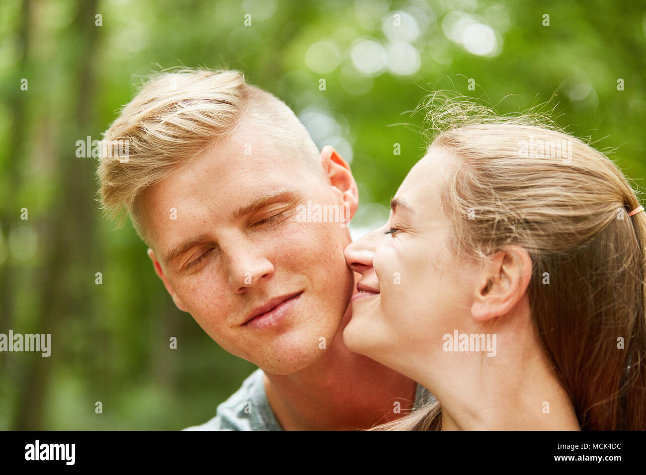 Glückliche Frau beugt sich liebevoll und in der Liebe mit ihr Partner Stockfoto