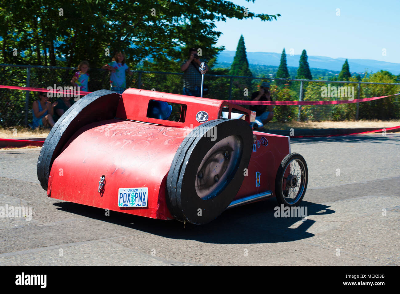 Portland, Oregon, USA - 14. August 2010: Jährliche Mt. Tabor nach Soap Box Rennen findet jeden Sommer im August. Eine Menge von einzigartigen Designs in dieser Familie f Stockfoto