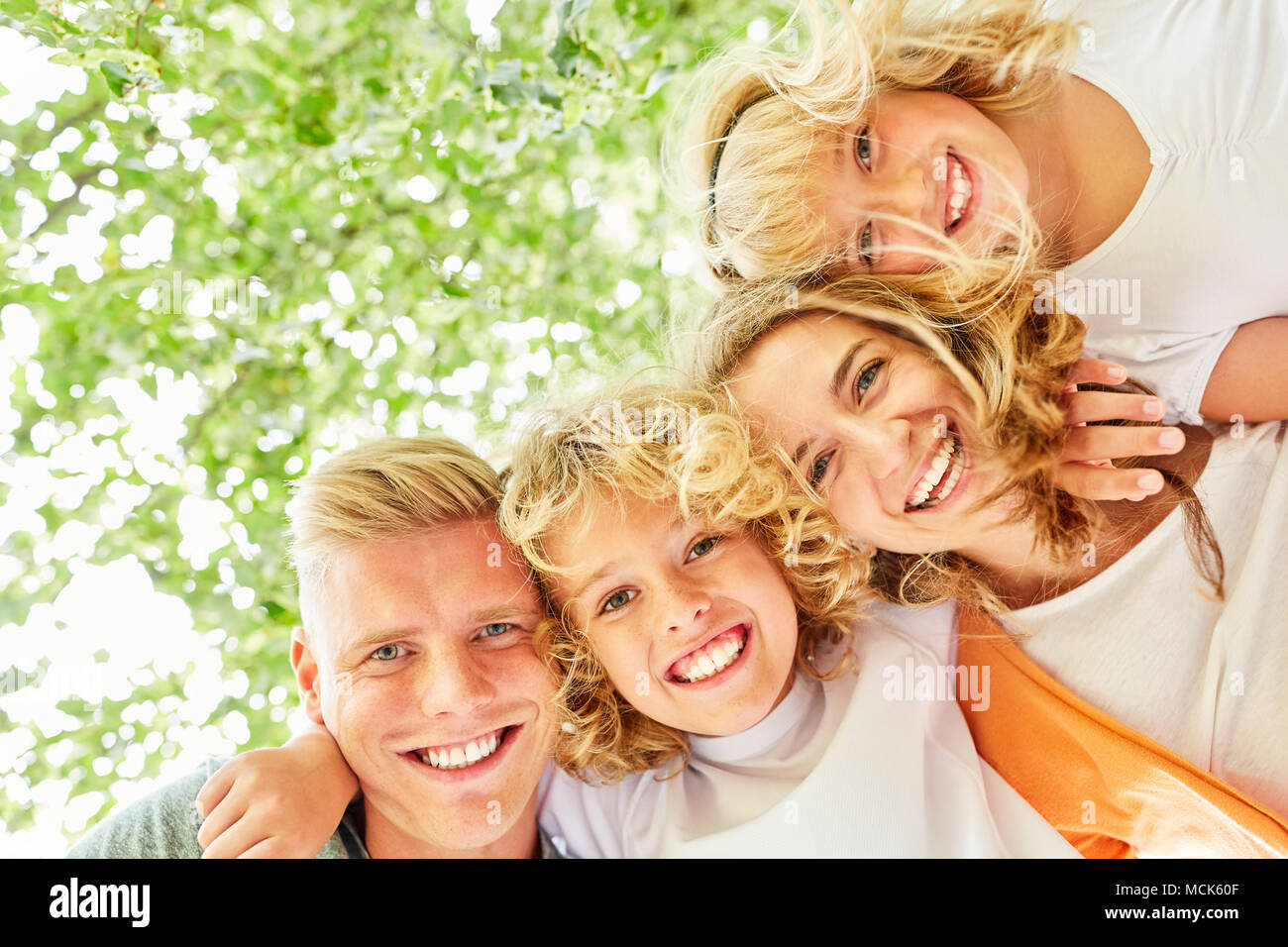 Eltern und Kinder als Happy Team im Sommer Urlaub Stockfoto