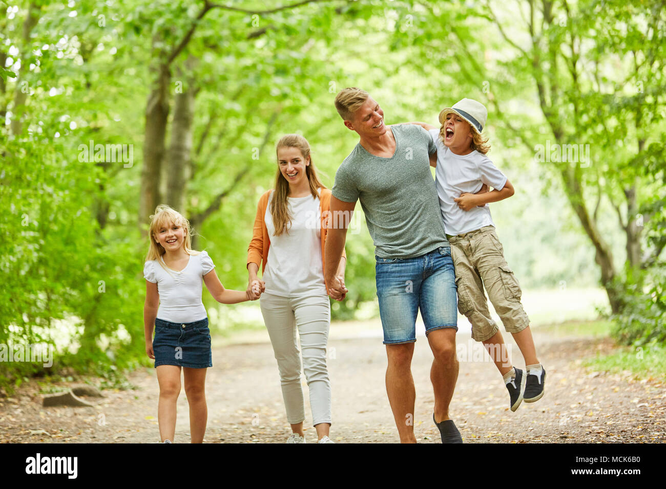 Happy Family in entspannter Spaziergang im grünen Natur Stockfoto