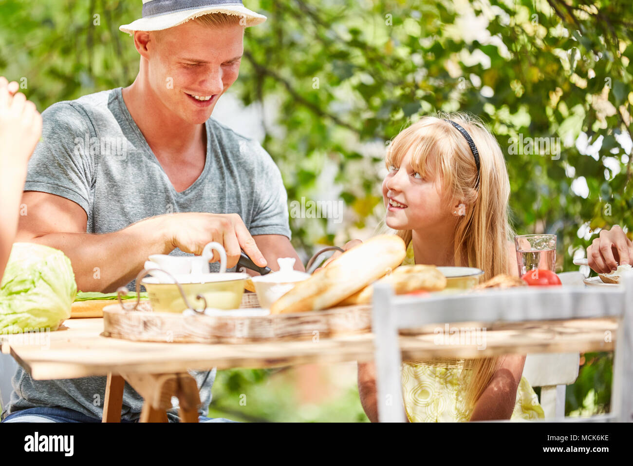 Vater und Tochter sitzen zusammen am Tisch beim Frühstück Stockfoto