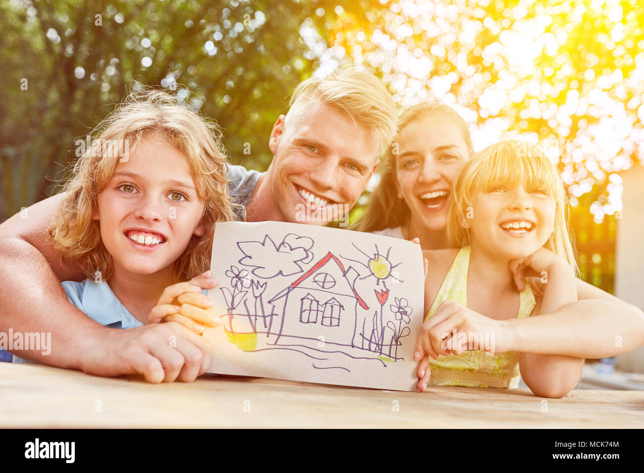 Kinder und Familie mit Zeichnung von Ihrem Traumhaus Stockfoto