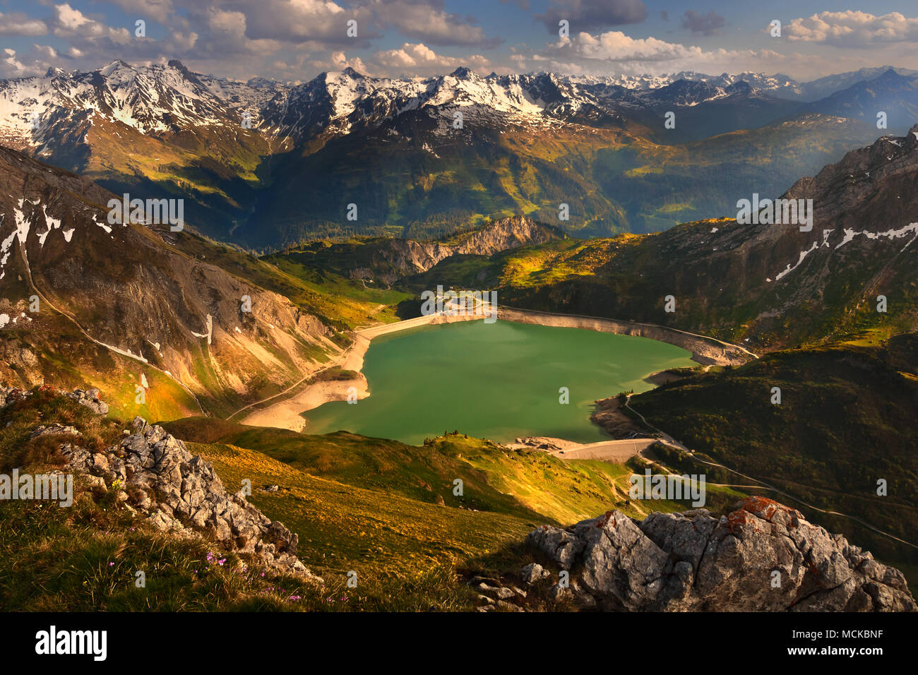 Die malerische Berglandschaft mit See. Mountain Lake genannt Spullersee. Spullersee, Lechquellen Gebirge, Österreich. Stockfoto