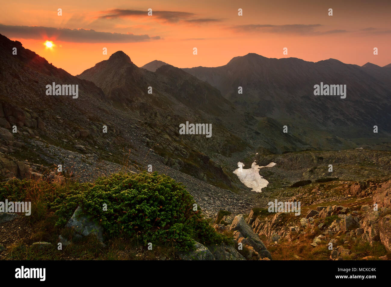 Sonnenaufgang in der malerischen Landschaft in den Bergen. Pirin-gebirge, Bulgarien. Stockfoto