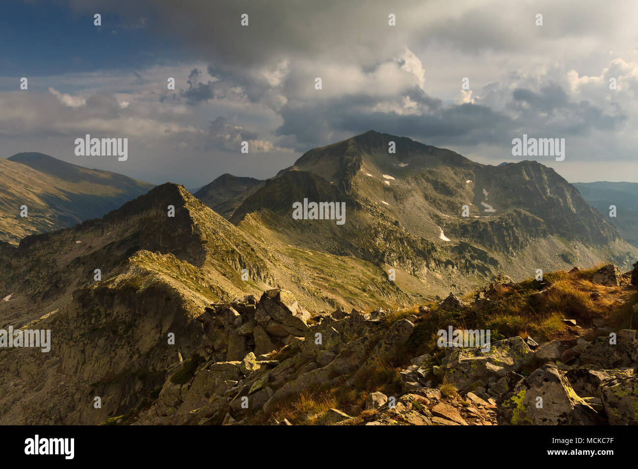Die malerische Landschaft in den Bergen. Kamenitsa Peak, Pirin-gebirge, Bulgarien. Stockfoto