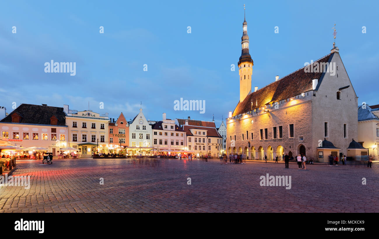 Tallinn, Estland - 30. Juli 2017: Menschen auf dem Rathausplatz in der Nacht. Die Altstadt ist eine der am besten erhaltenen mittelalterlichen Städte in Europa und Stockfoto