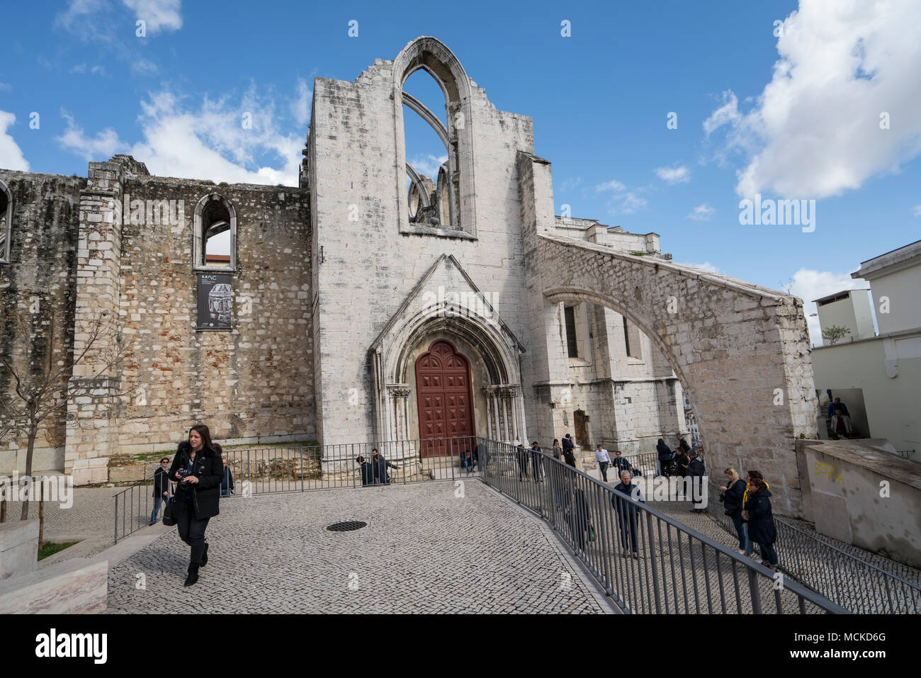 Der Eingang des Do Carmo Kloster in Lissabon, Portugal. Stockfoto