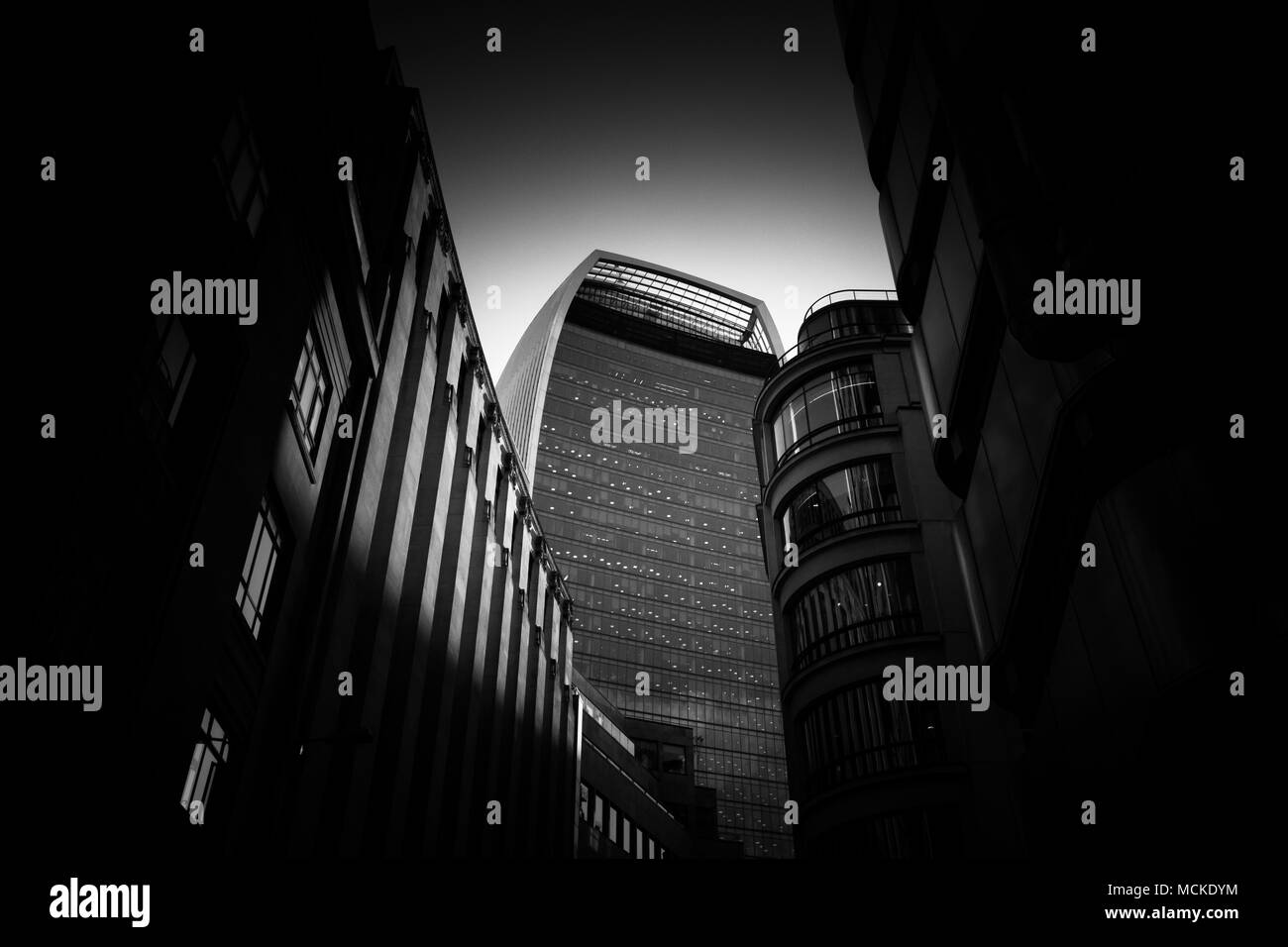 Eine schwarze und weiße Wide Angle Shot der Walkie Talkie, 20 Fenchurch Street, London. Stockfoto