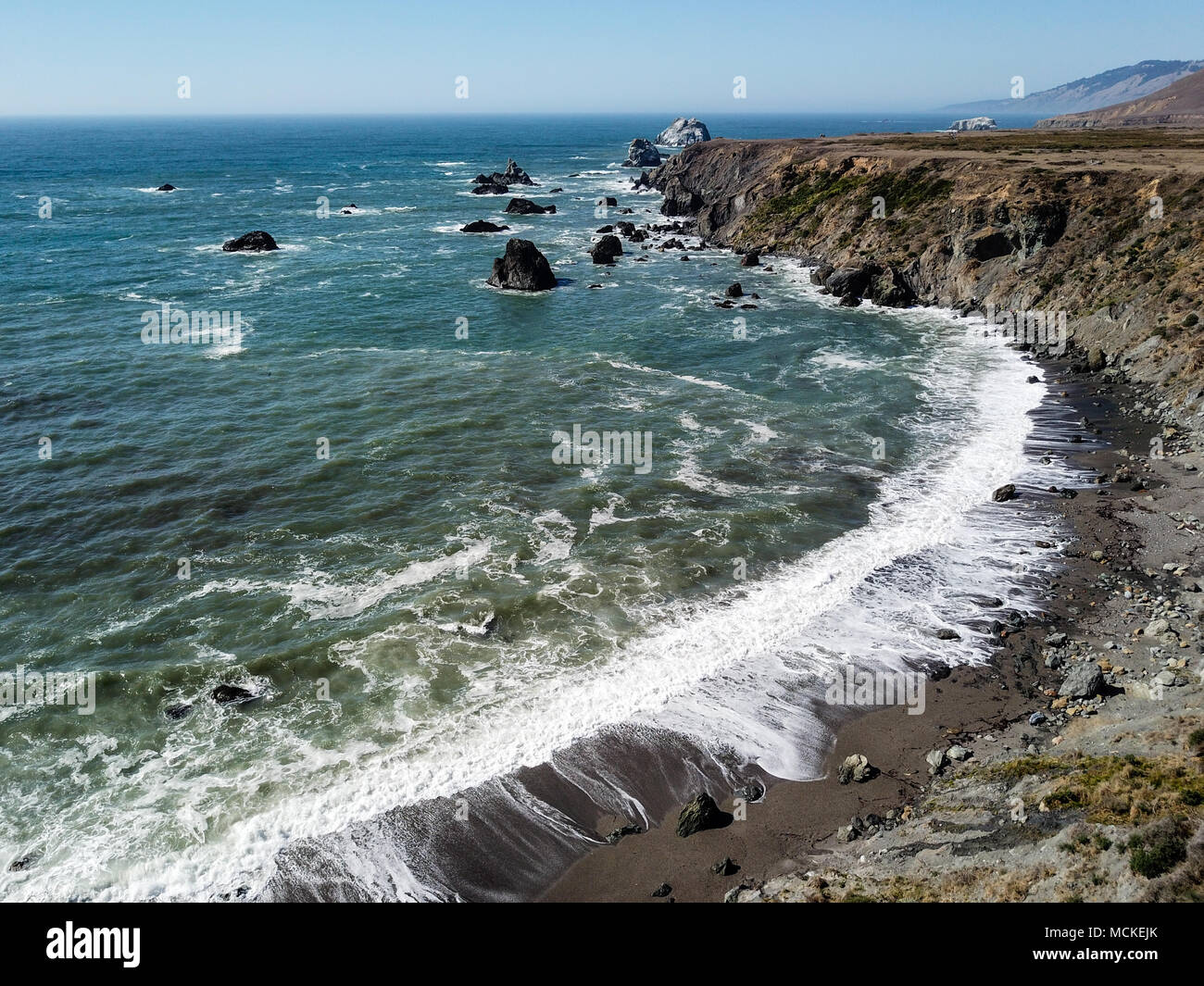 Das kalte Wasser des Pazifischen Ozeans Waschen gegen die landschaftlich schöne und zerklüftete Küste in Sonoma, Kalifornien. Stockfoto