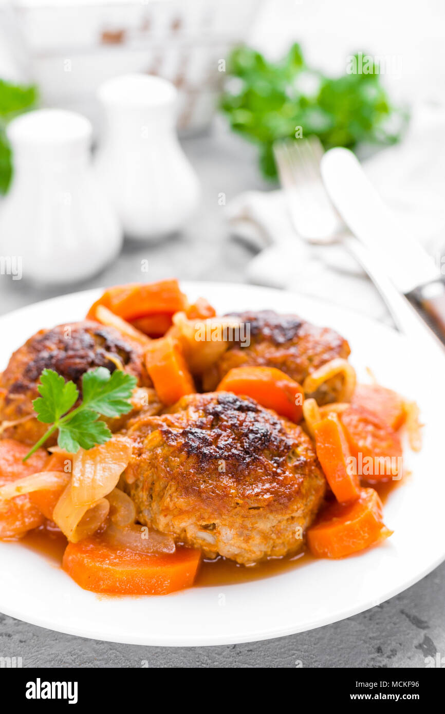 Fisch Frikadellen oder Noisettes gebacken mit Karotten, Zwiebeln und ...
