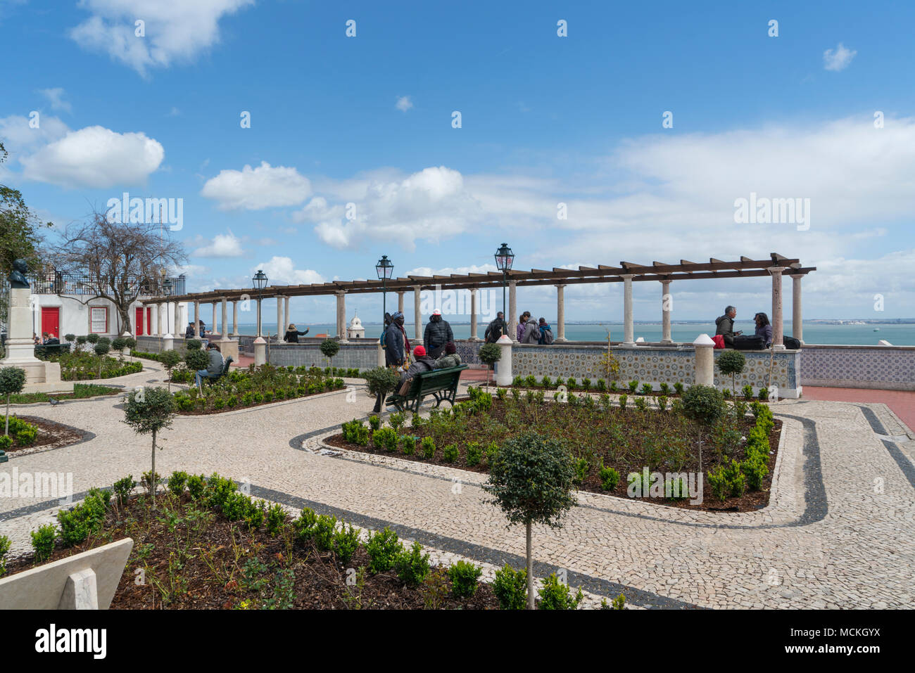 Die Menschen sehen das Panorama von Miradouro de Santa Luzia in Lissabon, Portugal Stockfoto