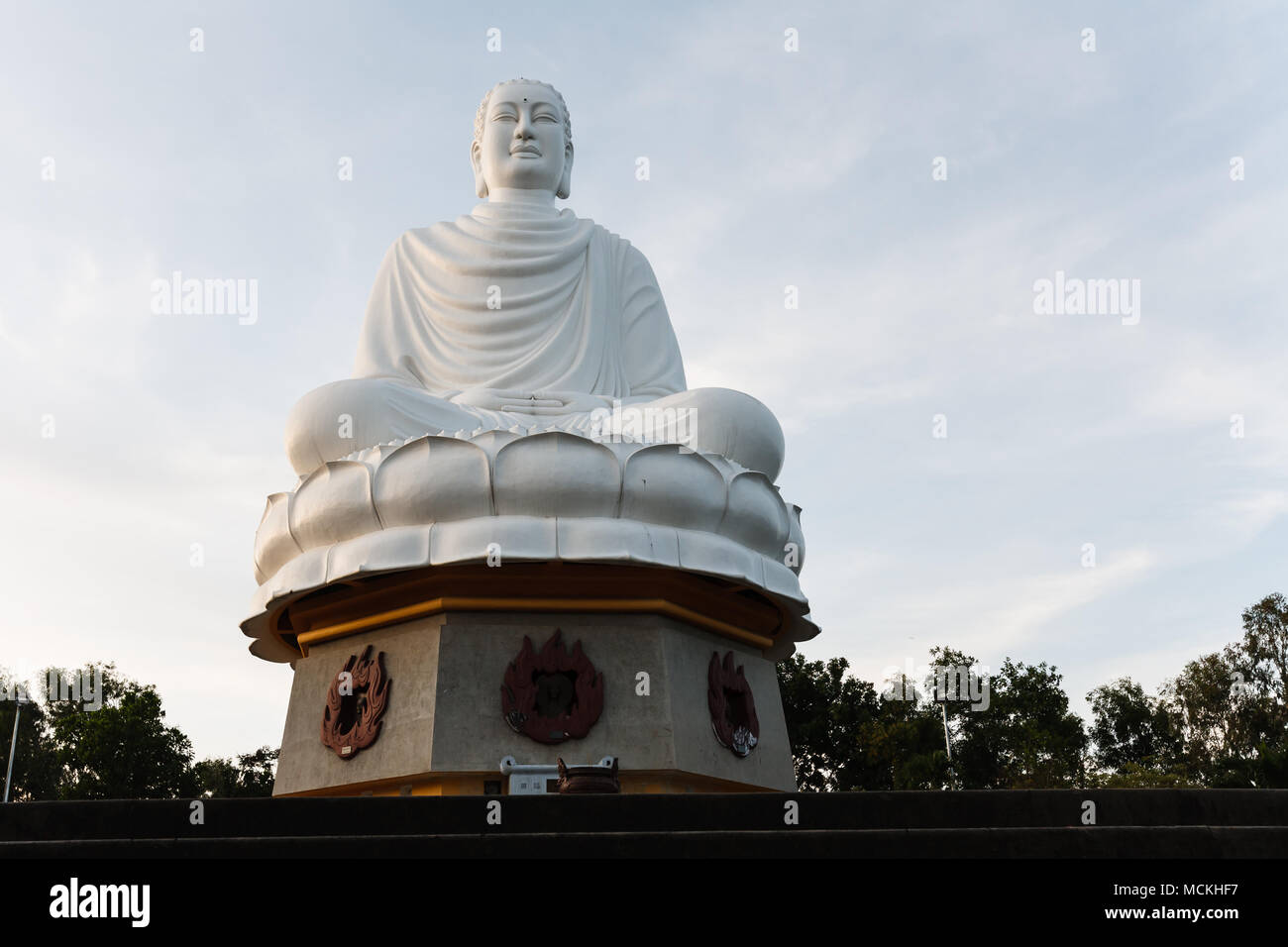 Nahaufnahme der sitzende Buddha Statue aus weißem Marmor in Khanh Hoa Provinz, Vietnam Stockfoto