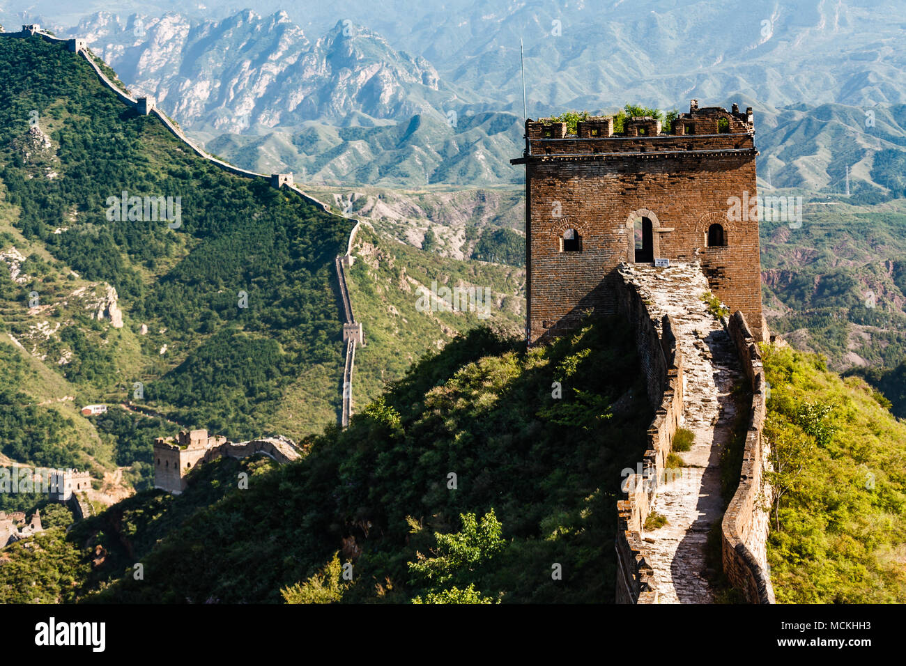 Nahaufnahme des Turms auf der Chinesischen Mauer mit bergige Landschaft im Hintergrund Stockfoto