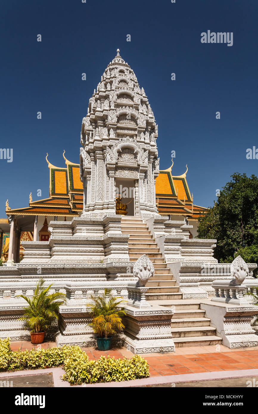 Weißer Marmor Royal Palace Phnom Penh gesehen von der Unterseite der Schritte Stockfoto