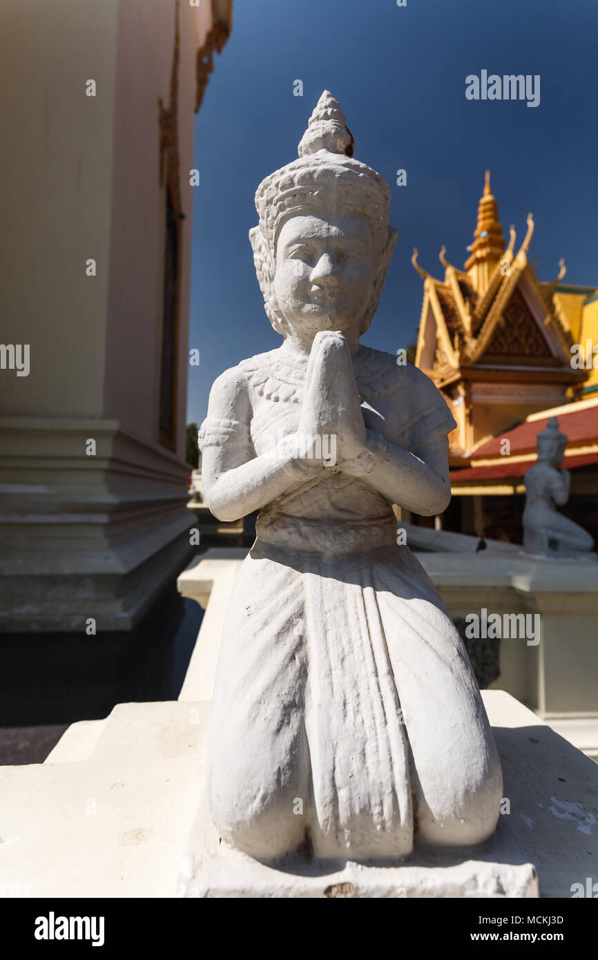 Detail Nahaufnahme von kniend, betend Buddha Statue im Royal Palace Phnom Penh Stockfoto
