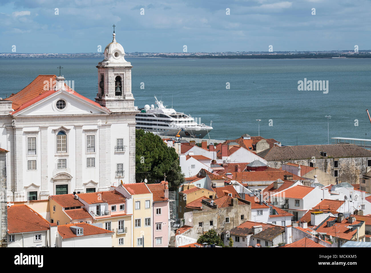 Ein Blick über die Dächer der Alfama in Lissabon, Portugal Stockfoto