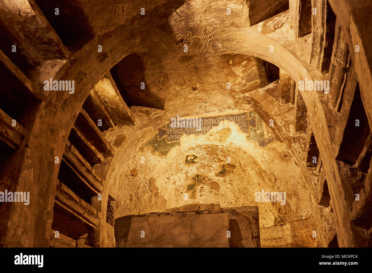 Antike Christliche römische Gräber mit Inschrift "Hic requiescit in Pace...' ('Hier in Frieden ruht...') in einer katakombe unter Basilika Sanita, Neapel Stockfoto