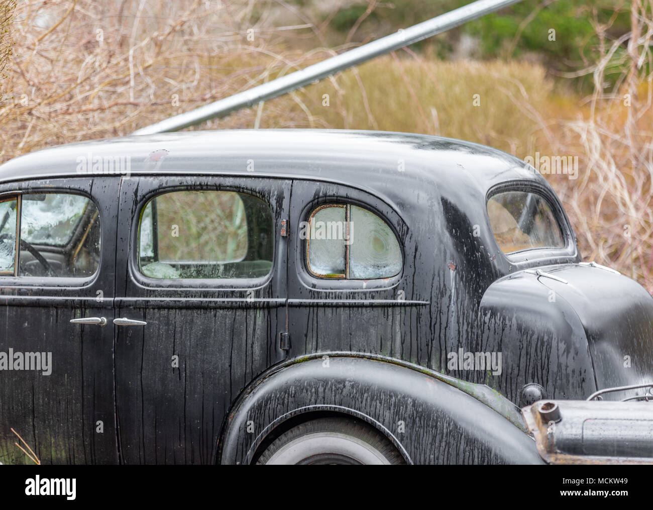 Antike Limousine im Regen sitzen Stockfoto