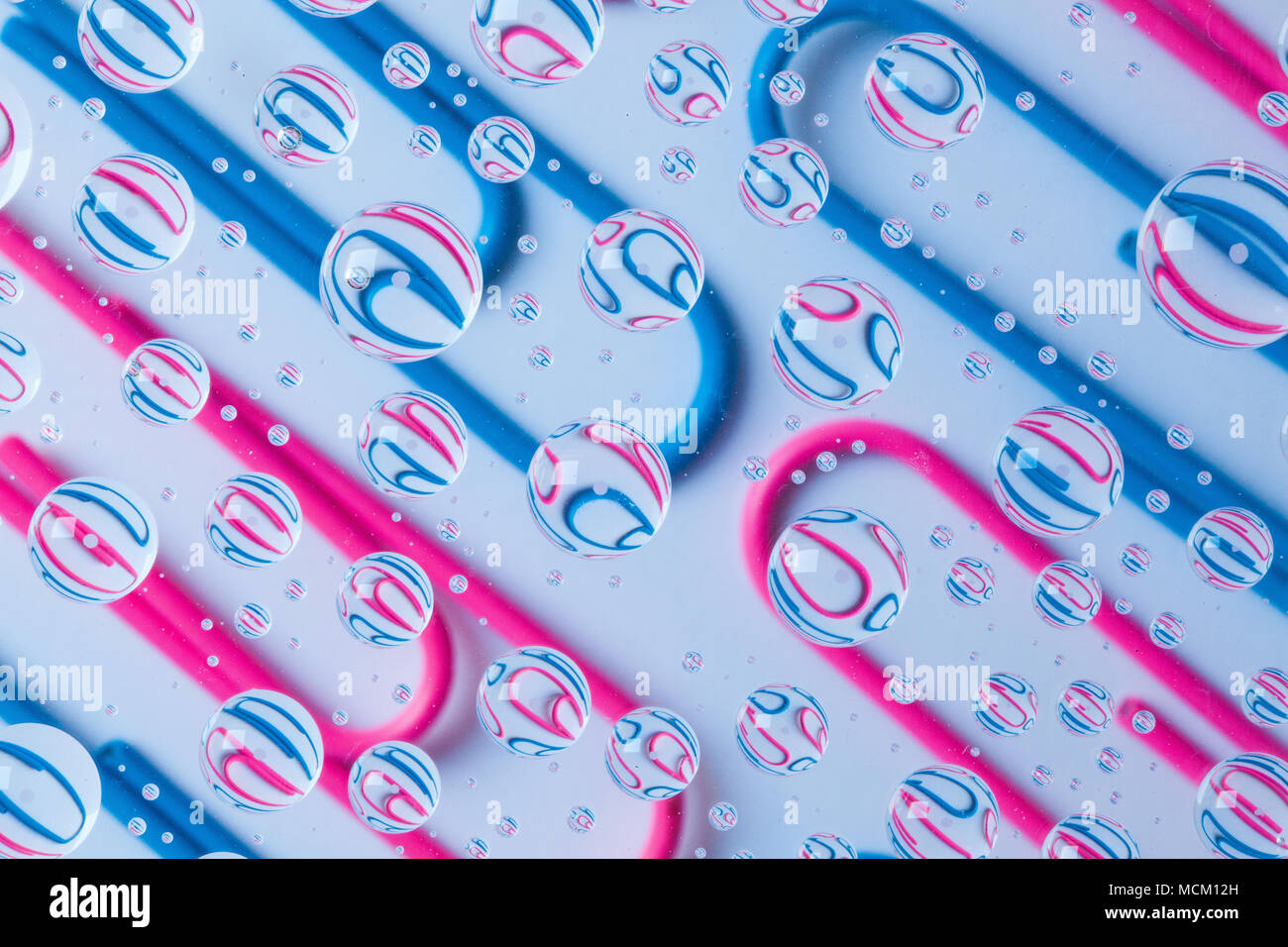 Farbe Hintergrund mit Regentropfen und Büroklammern Stockfoto