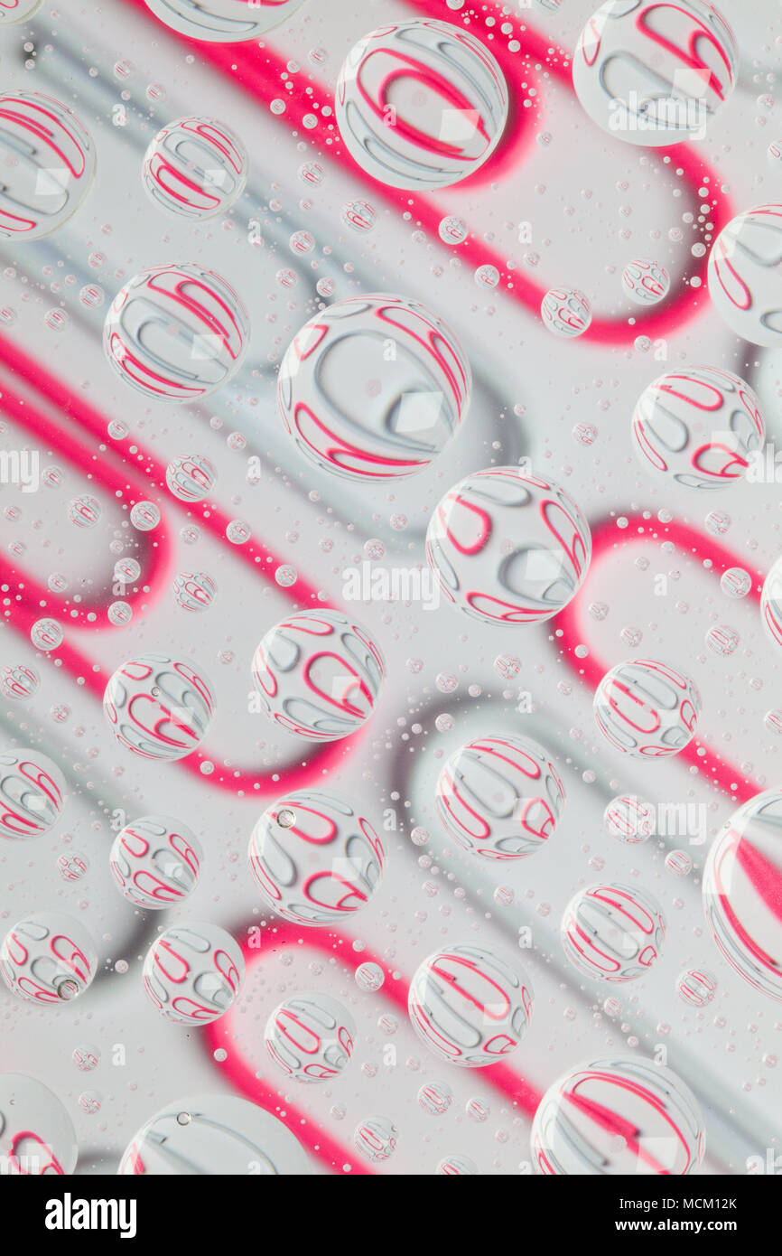 Farbe Hintergrund mit Regentropfen und Büroklammern Stockfoto