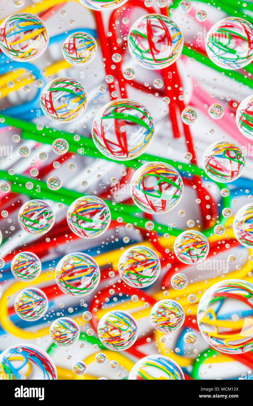 Farbe Hintergrund mit Regentropfen und Büroklammern Stockfoto