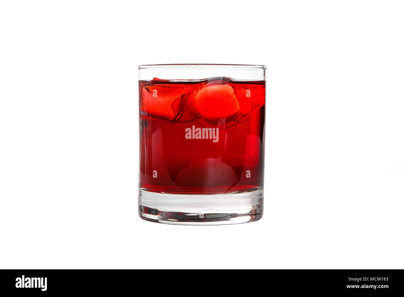 Single - Farbe transparent Cocktail, erfrischende in einem Glas mit Eiswürfel mit Geschmack von Beeren, Kirschen, Erdbeeren, Grapefruit. Seitenansicht Isola Stockfoto Single - Farbe transparent Cocktail, erfrischende in einem Glas mit Eiswürfel mit Geschmack von Beeren, Kirschen, Erdbeeren, Grapefruit. Seitenansicht Isola Stockfoto