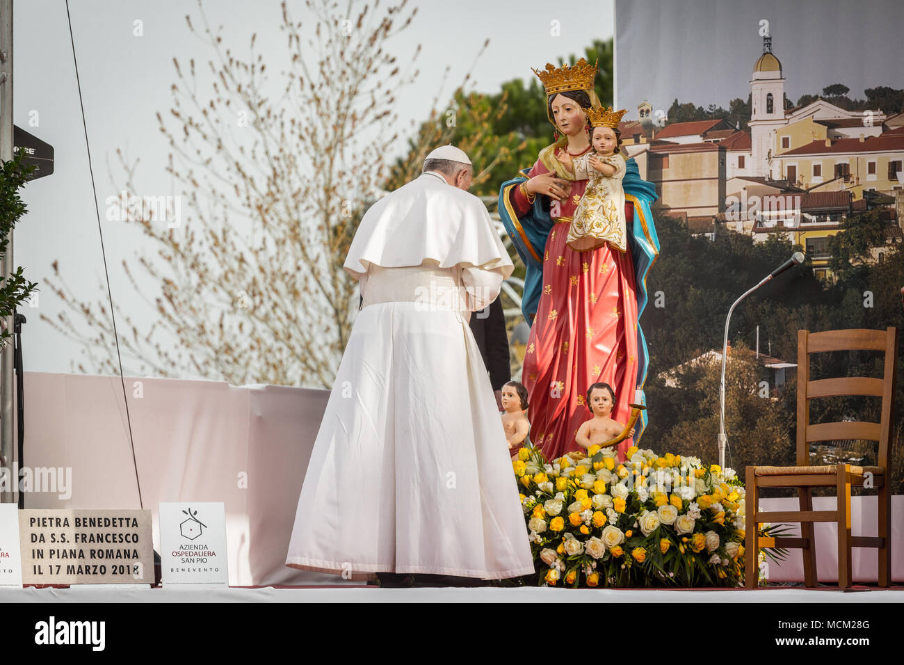 Papst Franziskus während seiner Pastoralreise in Pietrelcina mit: Papst Franziskus Wo: Pietrelcina, BN, Italien Wann: 17 Mar 2018 Credit: IPA/WENN.com ** Nur für die Veröffentlichung in Großbritannien, den USA, Deutschland, Österreich, Schweiz ** verfügbar Stockfoto