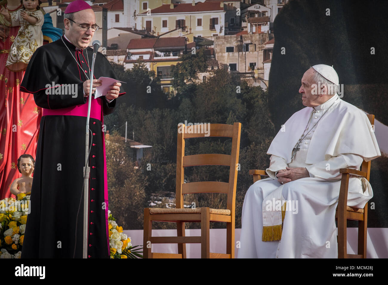 Papst Franziskus spricht zu den Gläubigen während seiner Pastoralreise in Pietrelcina, Italien. Mit: Papst Franziskus Wo: Pietrelcina, BN, Italien Wann: 17 Mar 2018 Credit: IPA/WENN.com ** Nur für die Veröffentlichung in Großbritannien, den USA, Deutschland, Österreich, Schweiz ** verfügbar Stockfoto