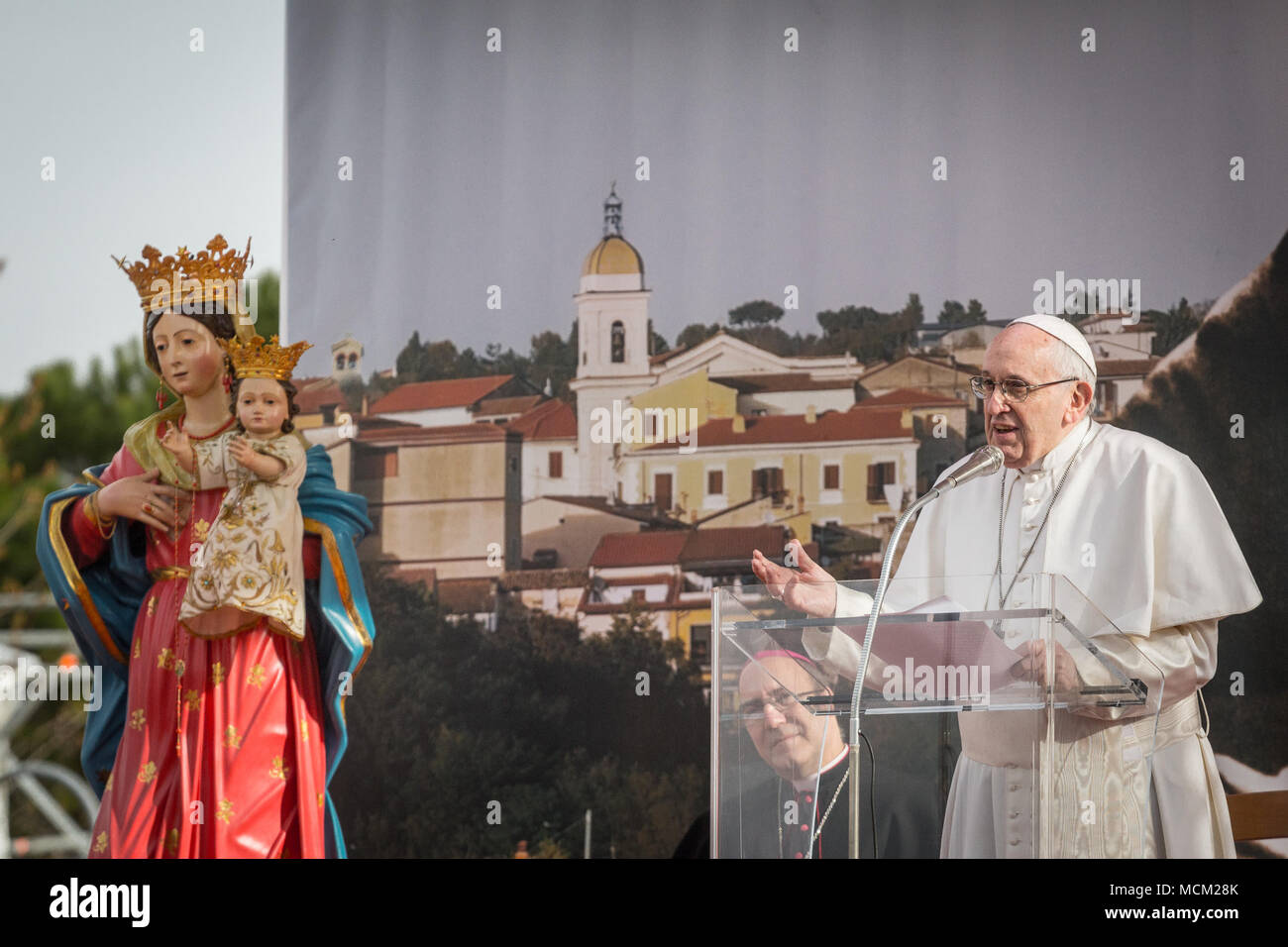 Papst Franziskus spricht zu den Gläubigen während seiner Pastoralreise in Pietrelcina, Italien. Mit: Papst Franziskus Wo: Pietrelcina, BN, Italien Wann: 17 Mar 2018 Credit: IPA/WENN.com ** Nur für die Veröffentlichung in Großbritannien, den USA, Deutschland, Österreich, Schweiz ** verfügbar Stockfoto