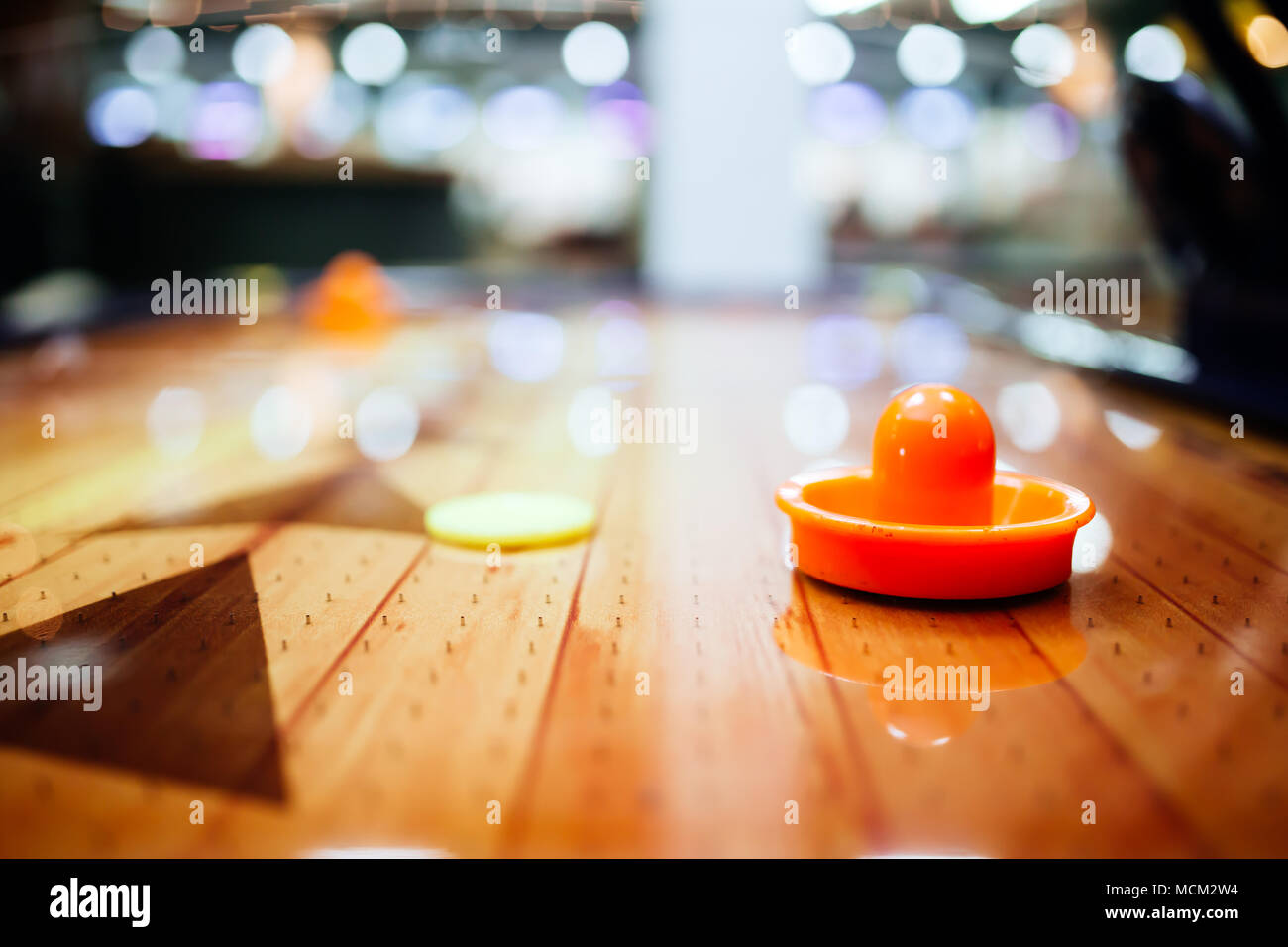 Air Hockey macht Spaß auch für Erwachsene Stockfoto