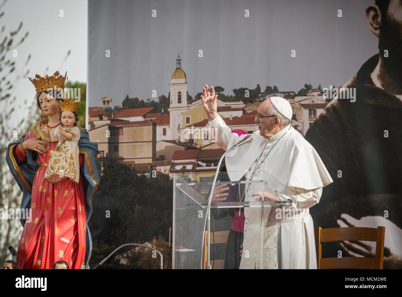 Papst Franziskus spricht zu den Gläubigen während seiner Pastoralreise in Pietrelcina, Italien Mit: Papst Franziskus Wo: Pietrelcina, BN, Italien Wann: 17 Mar 2018 Credit: IPA/WENN.com ** Nur für die Veröffentlichung in Großbritannien, den USA, Deutschland, Österreich, Schweiz ** verfügbar Stockfoto