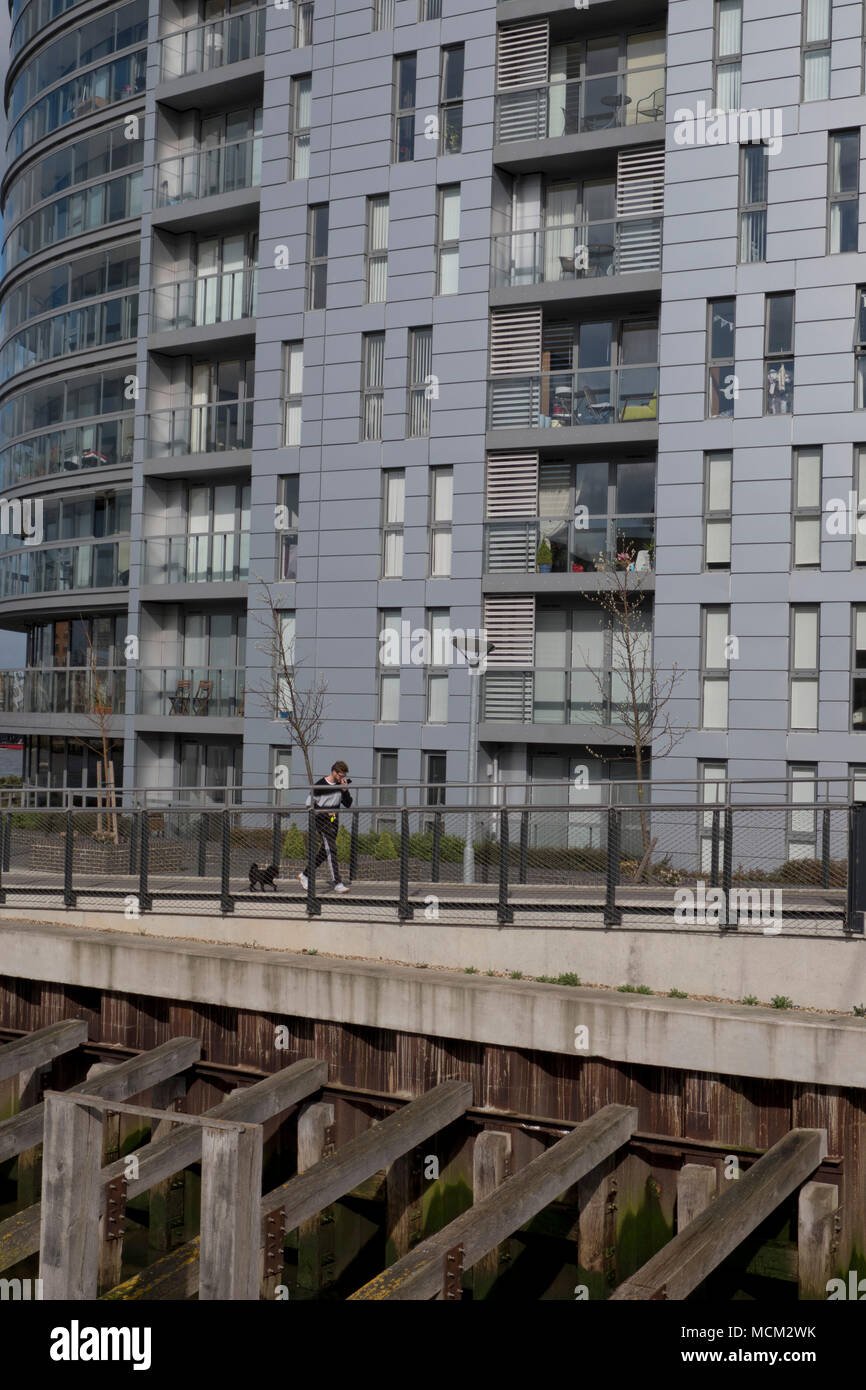 Luxus Wohnanlage neue Hauptstadt Kai, durch Galliard Häuser errichtet, wurde gefunden, ähnliche Defekte Art der Verkleidung auf der Grenfell Turm, wurde Bur zu haben Stockfoto