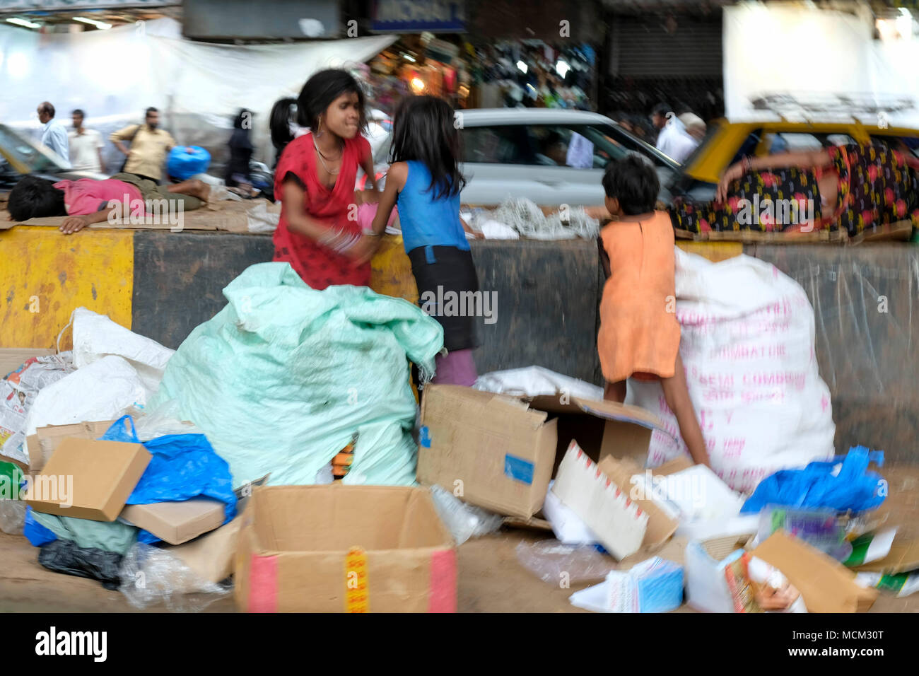 Straßenkinder arbeiten Sammeln von Pappe und Müll in der Innenstadt von Mumbai, Indien Stockfoto