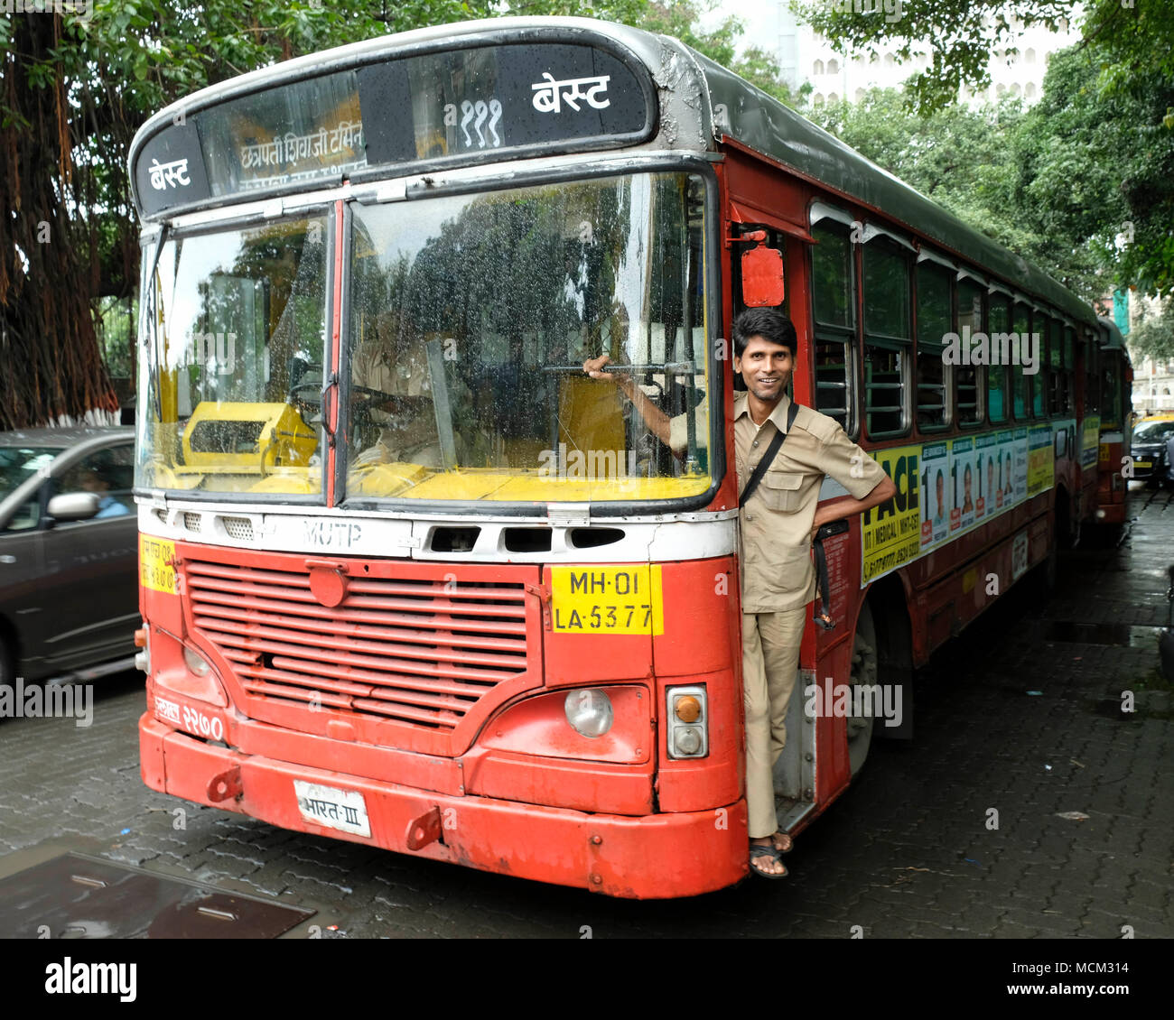 Eine Brihanmumbai Stromversorgung und Verkehr (BEST) Ashok Leyland Bus am Nariman Point geparkt, Colaba, Mumbai Stockfoto