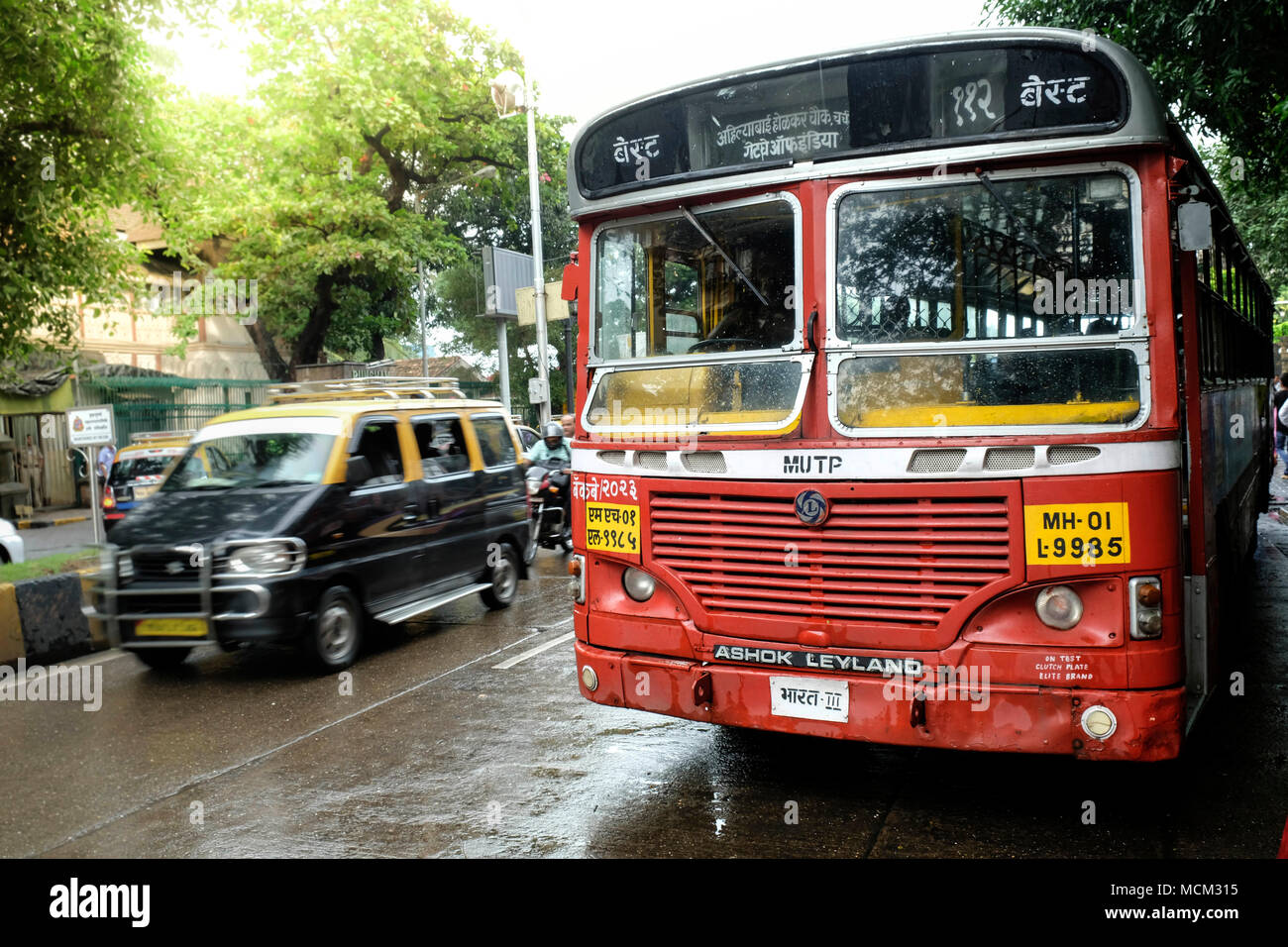 Eine Brihanmumbai Stromversorgung und Verkehr (BEST) Ashok Leyland Bus am Nariman Point geparkt, Colaba, Mumbai Stockfoto