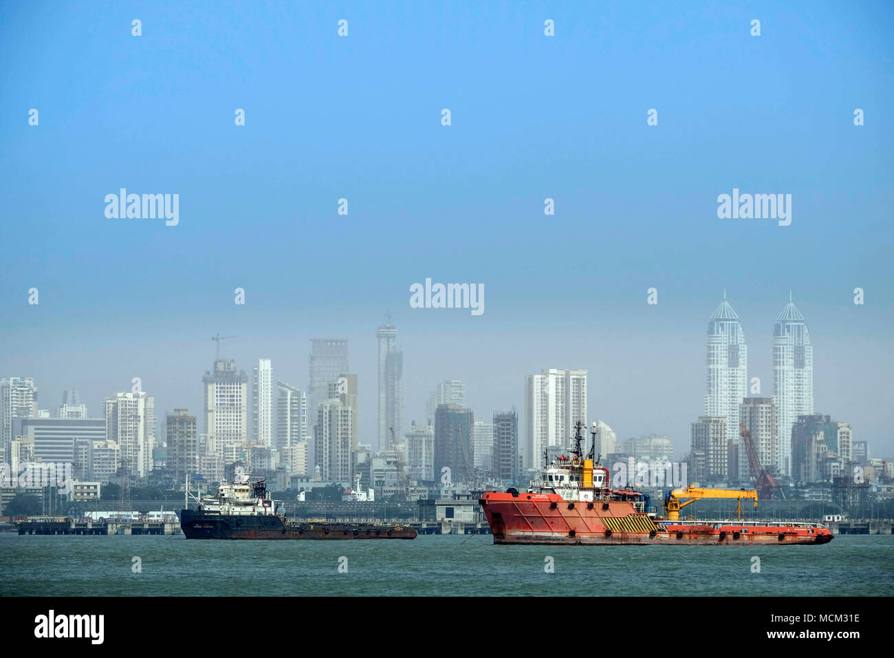 Ansicht der Schlepper in Back Bay aus Norman Punkt mit den Wolkenkratzern von Colaba und moderne Mumbai im Hintergrund. Hafen von Mumbai Stockfoto