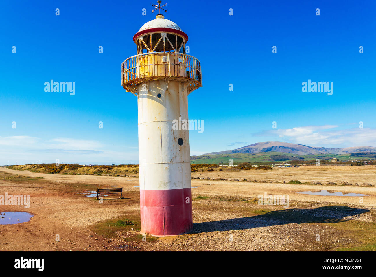 Verlassenen Leuchtturm am Hodbarrow Punkt in der Nähe Millom, Cumbria. mit schwarzen Combe hinter Stockfoto