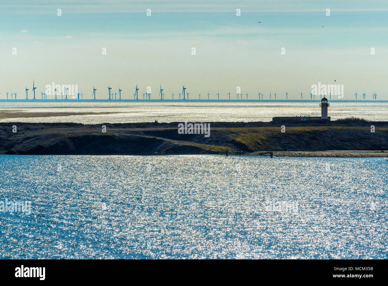Blick über die Lagune, in der Nähe Hodbarrow Millom, Cumbria, mit verlassenen Leuchtturm und Offshore-windfarm Stockfoto