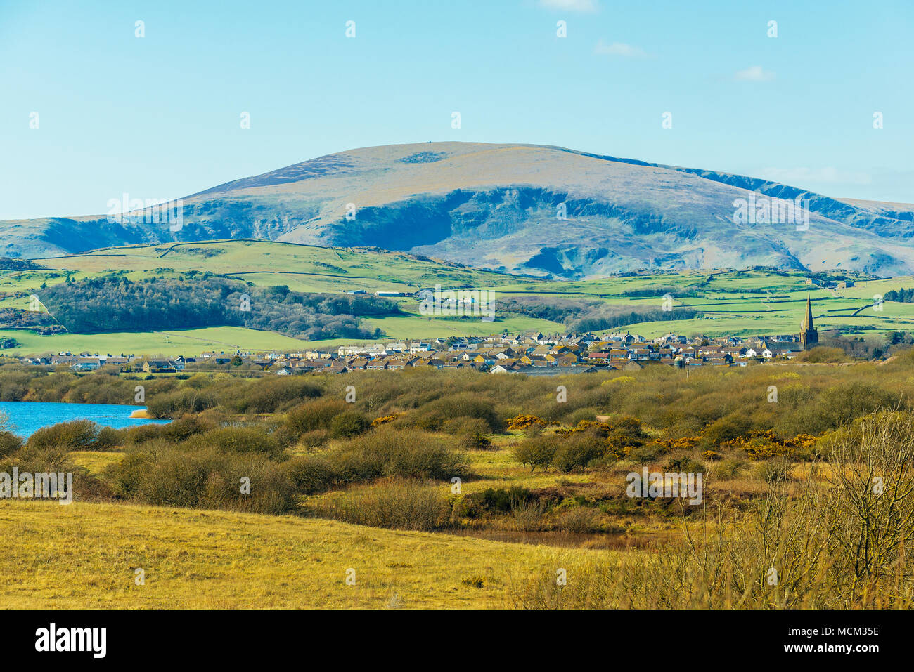 Blick über die Lagune zu Hodbarrow Millom, Cumbria, mit schwarzen Combe hinter Stockfoto