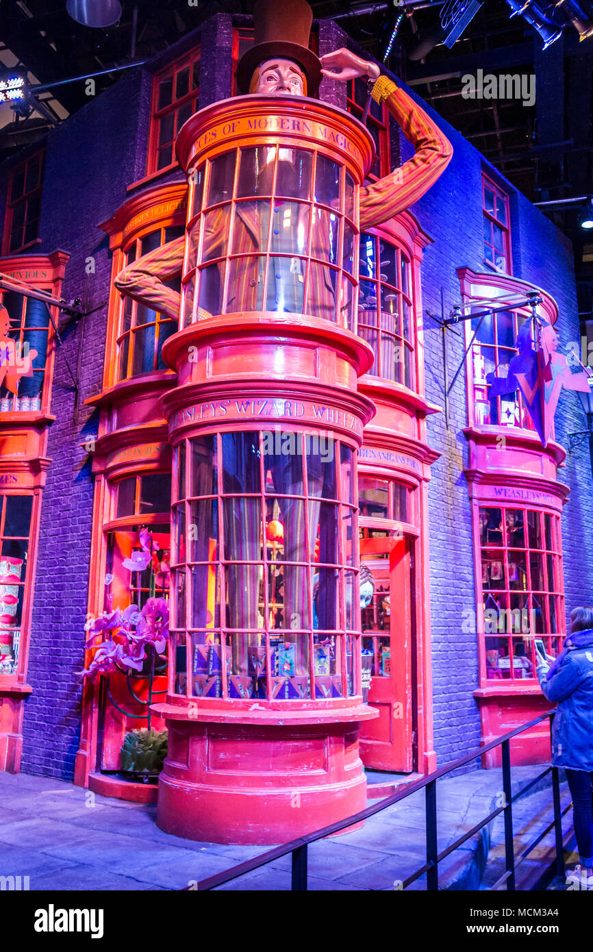 "Weasleys Zauberhafte Zauberscherze Shop, Winkelgasse, Harry Potter Studios, die von Harry Potter Warner Bros Studio Tour, London, Leavesden, England, Grossbritannien Stockfoto