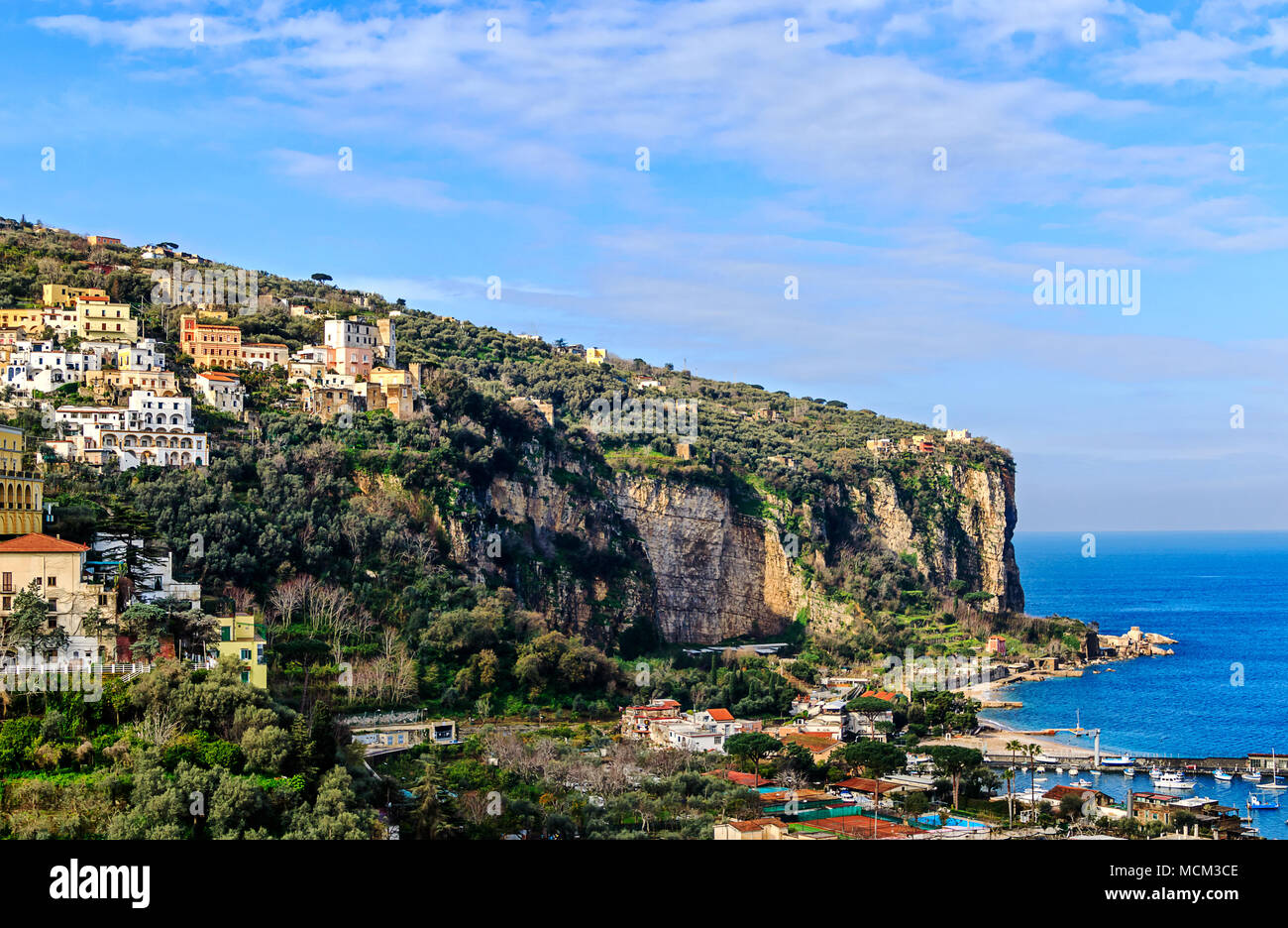 Malerische steile, felsige Küste mit bunten Häusern und den kleinen Hafen von Vico Equense, in der Nähe von Neapel, Italien Stockfoto