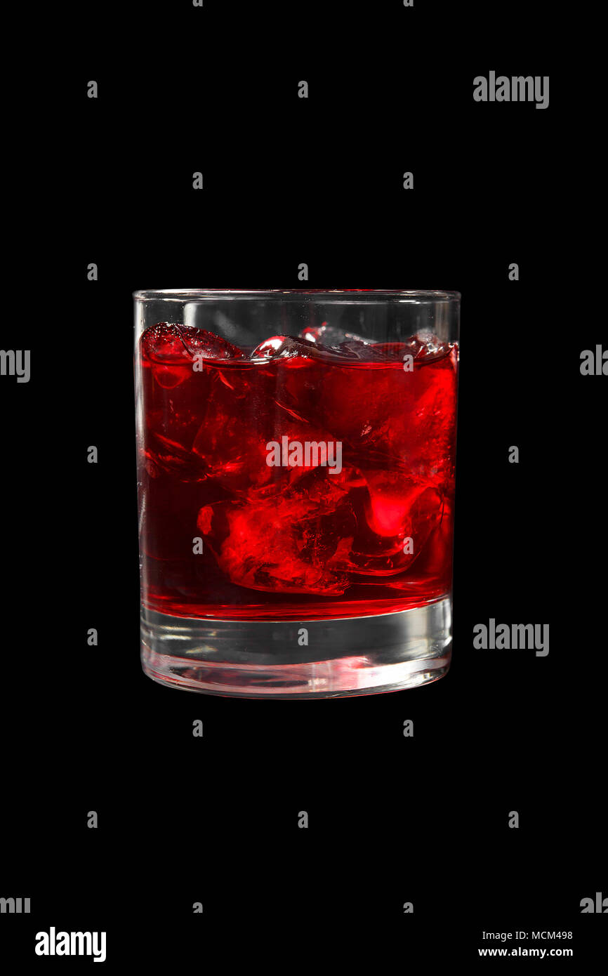 Monochrome transparente Cocktail, erfrischende in einem Glas mit viel Eiswürfel mit Geschmack von Beeren, Kirschen, Erdbeeren, Grapefruit. Seite vie Stockfoto
