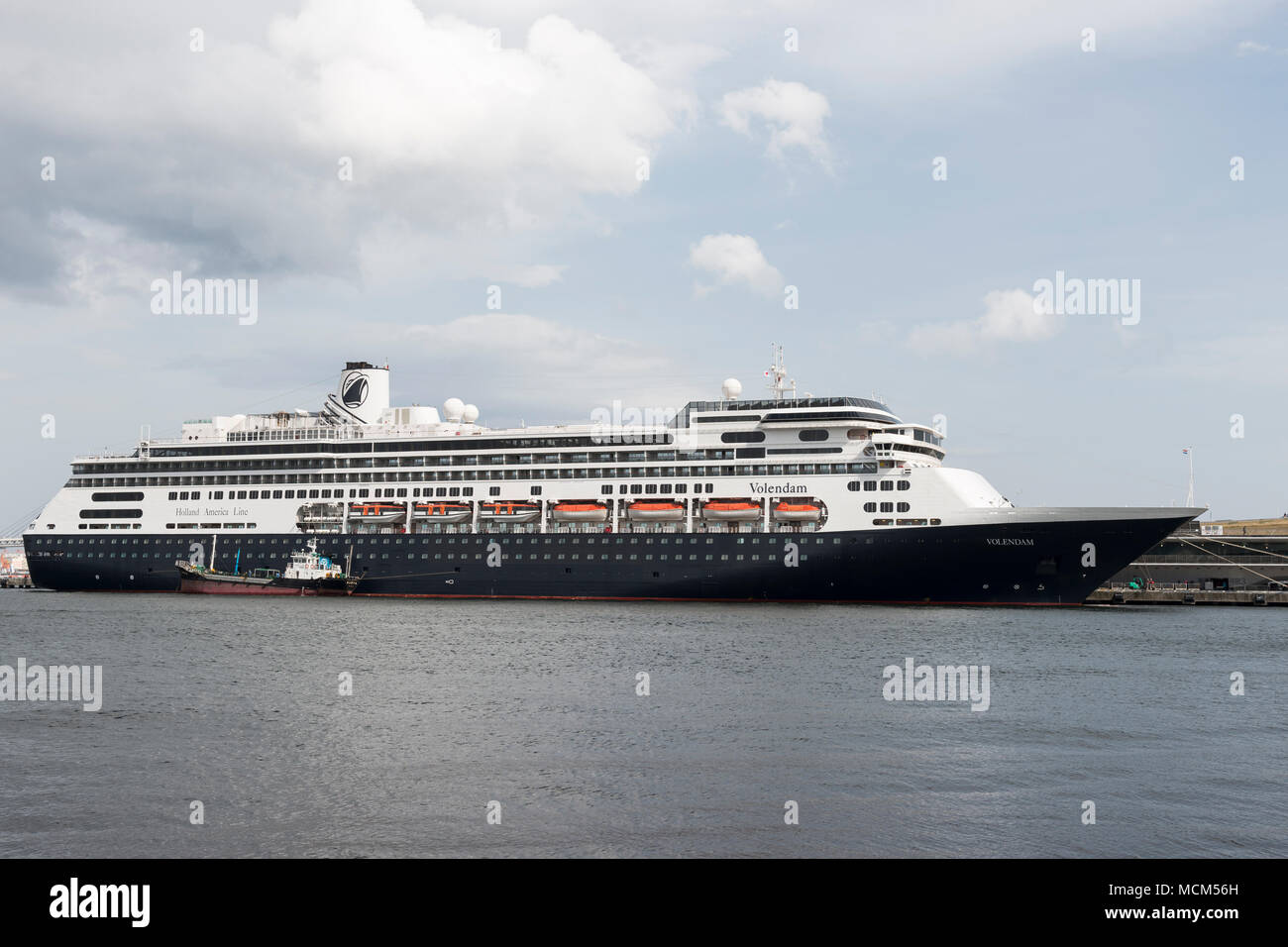 Die MS Volendam an der Yokohama International Passenger Ferry Terminal, Yokohama, Japan Stockfoto