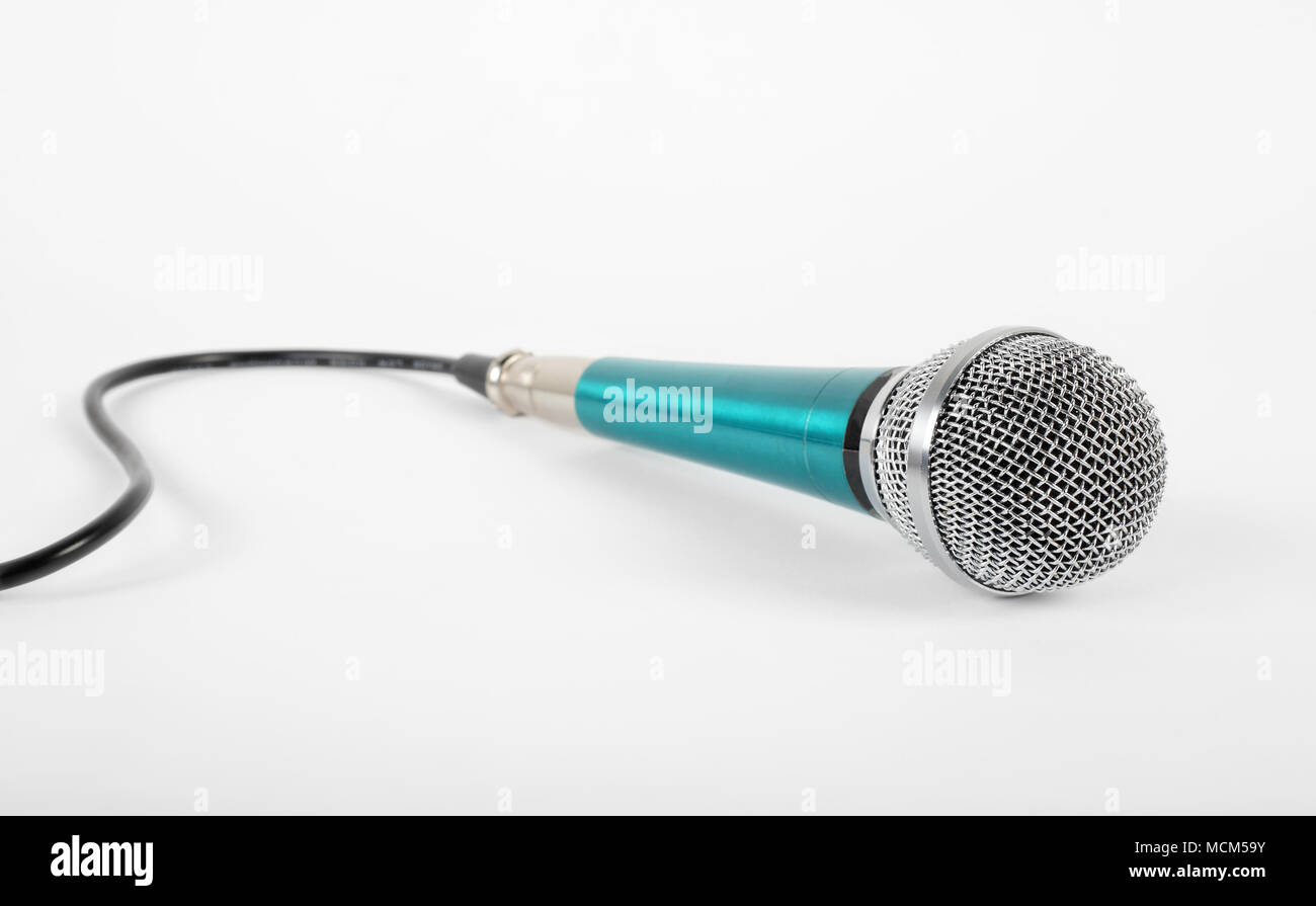 Musik und Sound - Vintage Mikrofon auf einem weißen Hintergrund. Stockfoto