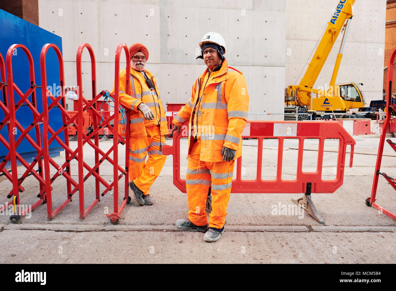 Sikh harten Hut Befreiung - Crossrail Arbeitnehmer in hohe Sichtbarkeit berufsbekleidung vor Ort in London. Stockfoto