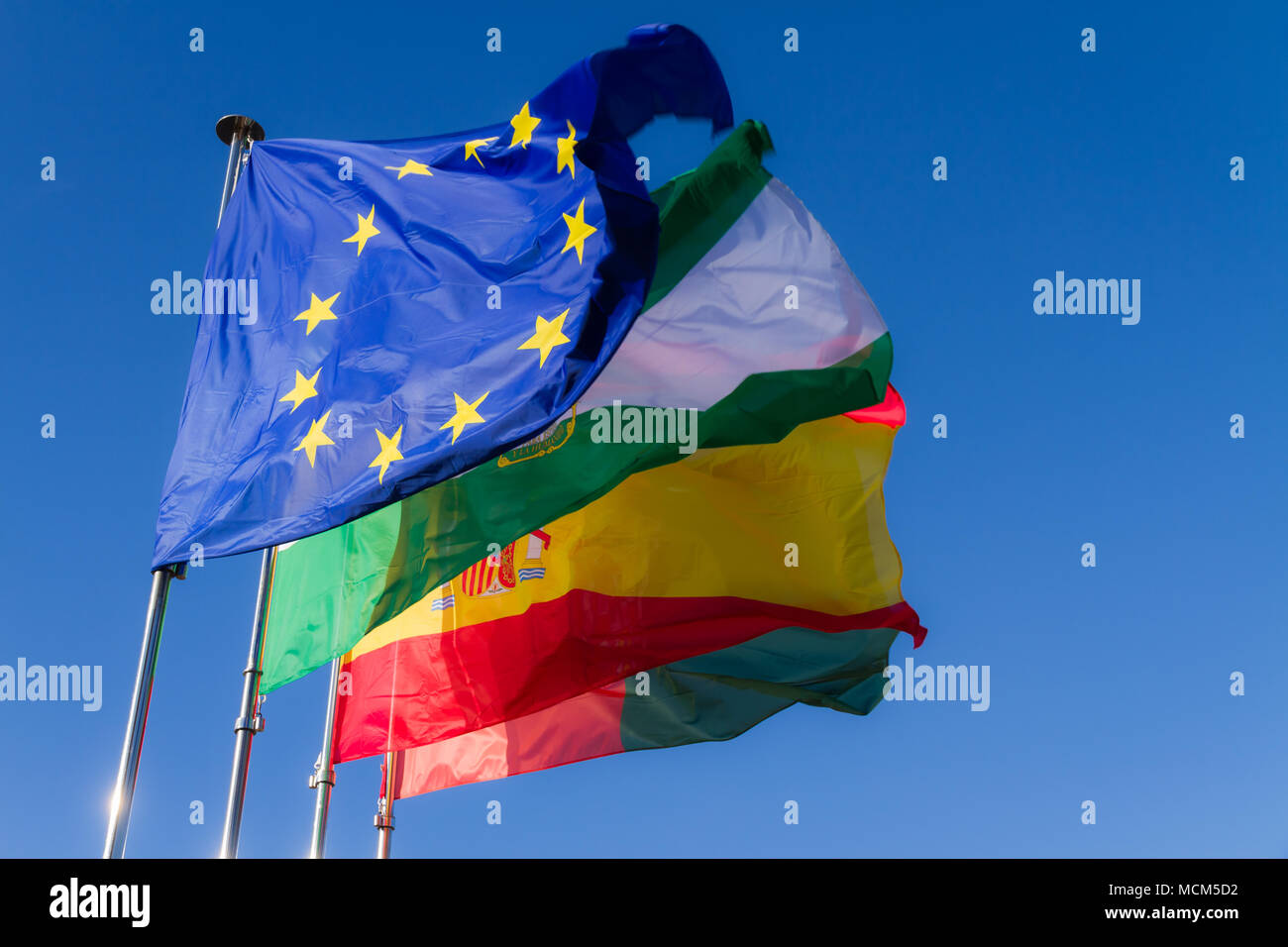 Vier Fahnen auf der Alhambra, Granada (Spanien): Europa, Andalusien, Spanien, Andalusien und Spanien kombiniert. Stockfoto