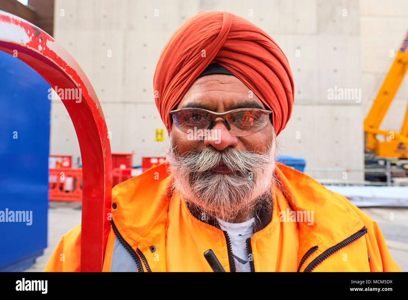 Ein Sikh Crossrail Arbeiter mit harten Hut Freistellung in hohe Sichtbarkeit Arbeit tragen vor Ort im Zentrum von London. Stockfoto
