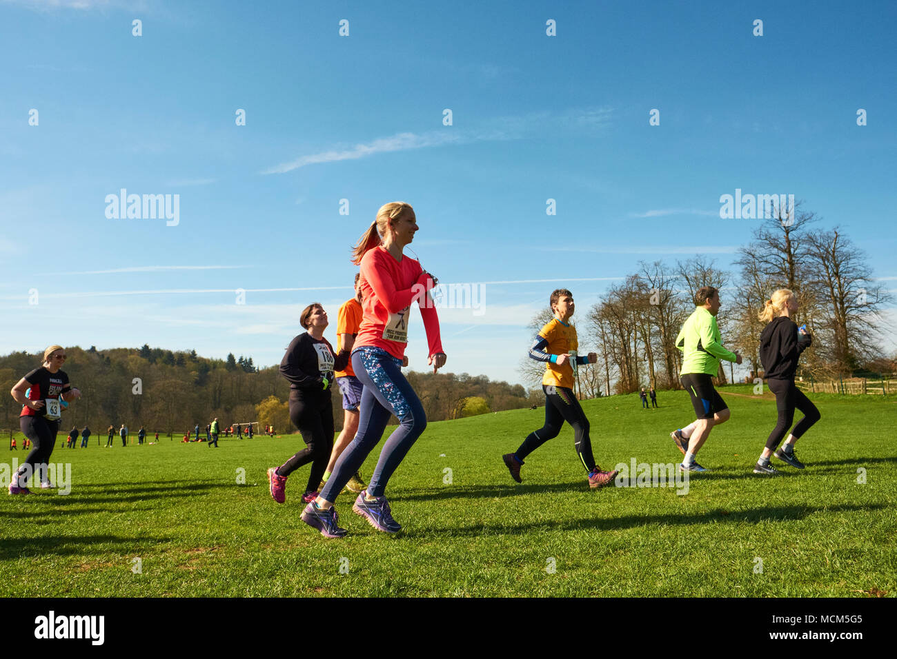 Konkurrenten, die sich in einem Park in Reigate, Surrey. Stockfoto