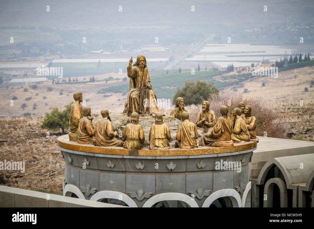 Galiläa, Israel - 3. Dezember: Die Statuen von Jesus und die Zwölf Apostel in Domus Galilaeae auf dem Berg der Seligpreisungen in der Nähe des Sees von Galiläa, Israel o Stockfoto