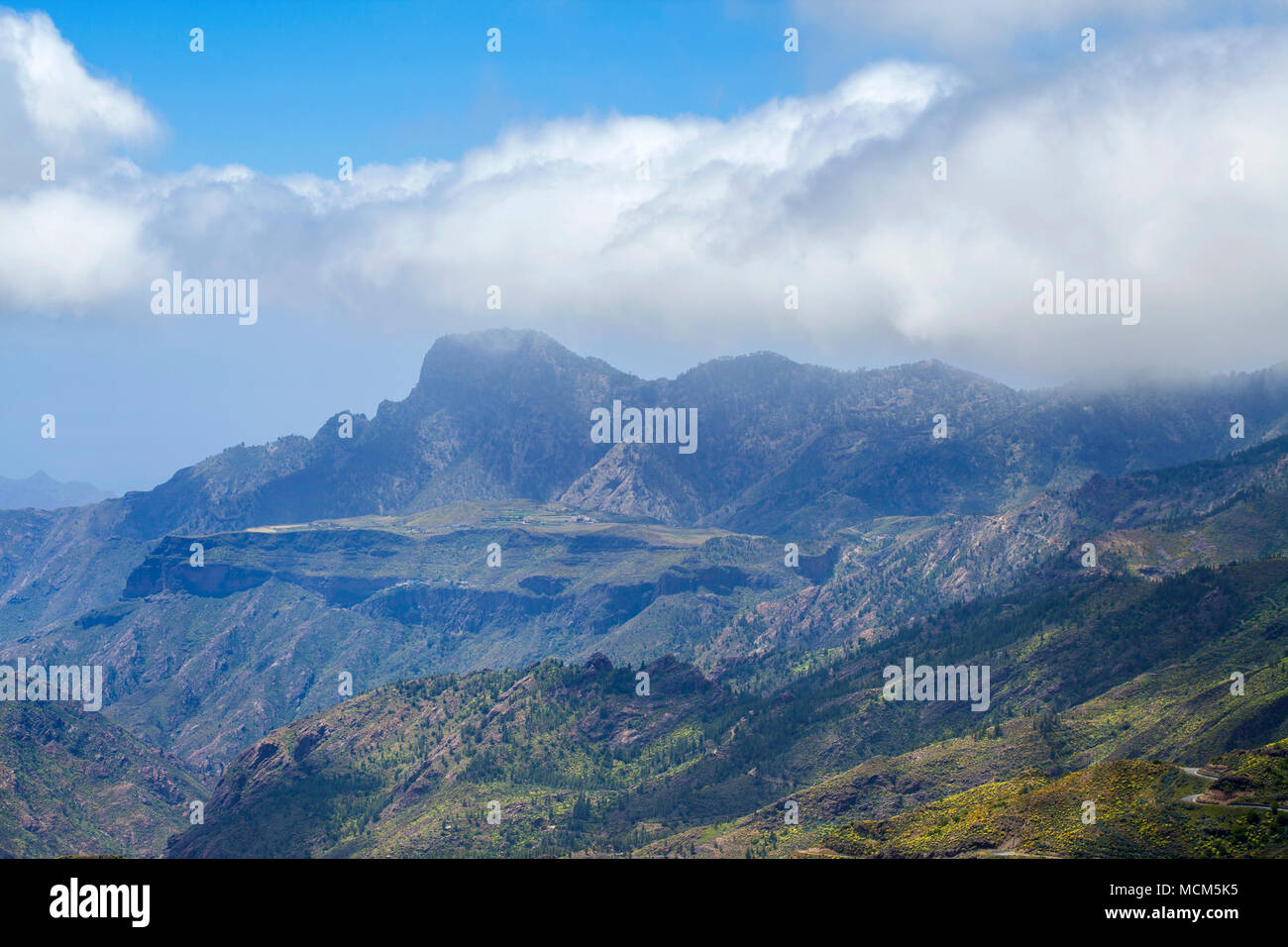 Gran Canaria, April, Blick über die Caldera de Tejeda towars Plateau Acusa Verde und Altavista Berg, Cloud Abdeckungen oben Stockfoto